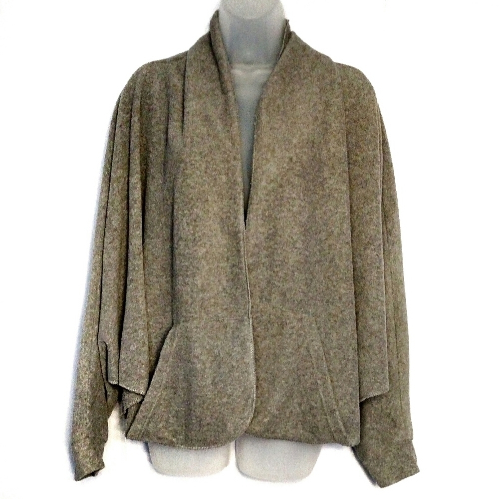 35 Bellow Performance Apparel Cape Cardigan‎